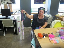 Uczestniczka prezentuje swoją pracę.