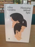 na zdjęciu książka