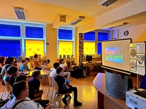 Na zdjęciu prezentacja multimedialna, wzbogacana na bieżąco ciekawymi komentarzami Wioli