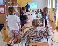 Na zdjęciu pan Dawid wprowadza w temat zajęć