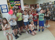 Na zakończenie zajęć - zdjęcie grupowe uczestników z panem Tomkiem z Pomysłowej Fabryki