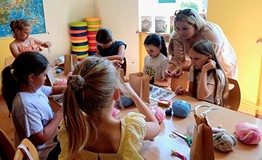 Na zdjęciu zajęcia z makramy prowadzone przez panią Patrycję