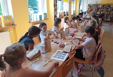 Na zdjęciu zajęcia z makramy prowadzone przez panią Patrycję