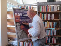 XIII edycja Narodowego Czytania - Sebastian Tałaj podpisuje plakat.