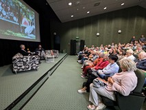Spotkanie autorskie z Krzysztofem Urbanowiczem, widok na scenę i publiczność
