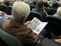 Gość spotkania przegląda promowaną publikację