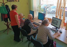 kursanci ćwiczą przy komputerach