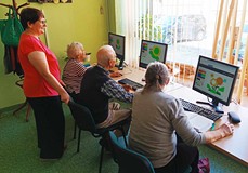 kursanci ćwiczą przy komputerach