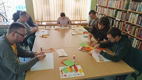 Uczestnicy podczas wykonywania prac plastycznych
