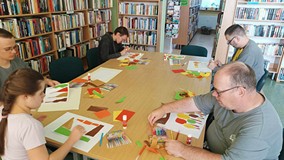 Uczestnicy podczas wykonywania prac plastycznych