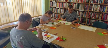 Uczestnicy podczas wykonywania prac plastycznych