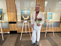 Jan Rylke ze swoim obrazem.