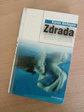 na zdjęciu książka