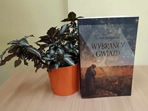 na zdjęciu książka