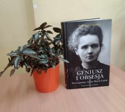 na zdjęciu książka