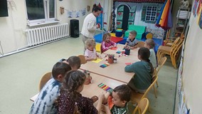 Dzieci wykonują pracę plastyczną