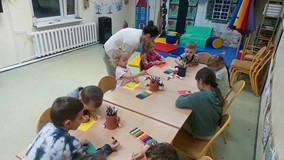 Dzieci podczas wykonywania pracy plastycznej