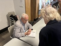 Podpisywanie książek.