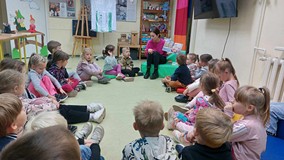 bibliotekarka czyta dzieciom książkę