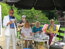 Promocja poezji uczestników Krajowego Bractwa Literackiego na tarasie Pod Bookiem  Koszalińskiej Bib