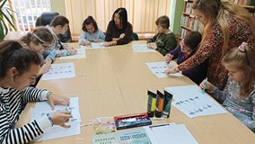 Uczestnicy podczas wykonywania prac plastycznych
