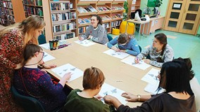 Uczestnicy podczas wykonywania prac plastycznych