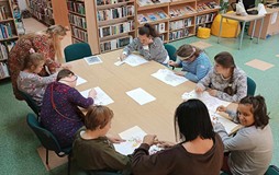 Uczestnicy podczas wykonywania prac plastycznych
