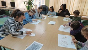 Uczestnicy podczas wykonywania prac plastycznych