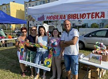 Mobilna biblioteka koszalińska na festynie osiedla Śródmieście i Morskie w Koszalinie