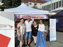 Mobilna biblioteka koszalińska na festynie osiedla Śródmieście i Morskie w Koszalinie