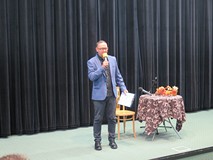 Dyrektor biblioteki Dariusz Pawlikowski otwiera powiatowy konkurs Mistrzowie Pieknego Czytania