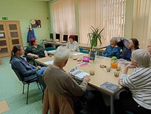uczestnicy rozmawiają o książce