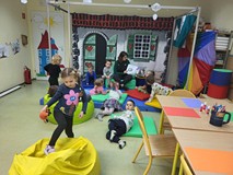 Bibliotekarka czyta książkę dzieciom