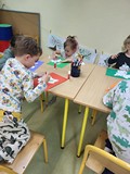 Dzieci podczas zajęć wykonują pracę plastyczną