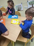 Dzieci podczas zajęć wykonują pracę plastyczną