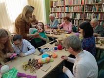 uczestnicy robią ozdoby