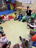 bibliotekarka czyta książkę dzieciom