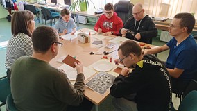 Uczestnicy podczas wykonywania prac plastycznych