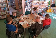 Uczestnicy podczas wykonywania prac plastycznych
