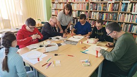 Uczestnicy podczas wykonywania prac plastycznych