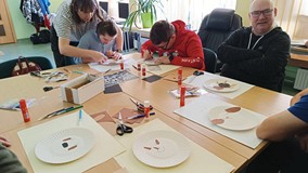 Uczestnicy podczas wykonywania prac plastycznych