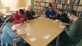 Uczestnicy podczas wykonywania prac plastycznych