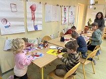 Dzieci w trakcie robienia prac plastycznych