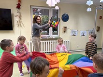 Dzieci bawią się chustą animacyjną