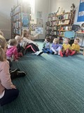 bibliotekarka czyta opowiadanie dzeciom