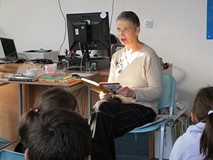 Izabella Klebańska na spotkaniu w Filii nr 12 Koszalińskiej Biblioteki Publicznej