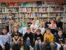 Izabella Klebańska na spotkaniu w Filii nr 3 Koszalińskiej Biblioteki Publicznej pozuje z dziećmi