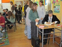 Izabella Klebańska rozdaje autografy w Tymieniu