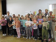 Uczestnicy spotkania z p. Izabellą Klebańską w Nacławiu pozują do zbiorowego zdjęcia