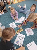 dzieci wykonują pracę plastyczną